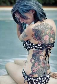 dopo la bellezza dei capelli corti in piscina Modello di tatuaggio di personalità posteriore