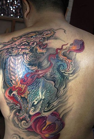 un bonic patró de tatuatge d’unicorn a l’esquena