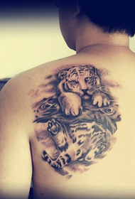 особистість людини назад милий маленький тигр татуювання
