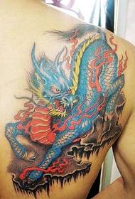 modello tatuaggio unicorno sopra la spalla fuoco