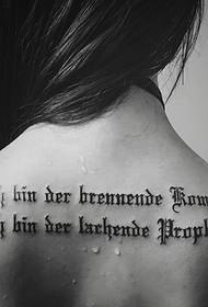 લાંબા વાળની છોકરી પાછળ અંગ્રેજી શબ્દ ટેટૂ પેટર્ન