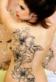 Ευρωπαϊκή ομορφιά ζεστό και γοητευτικό τατουάζ πίσω