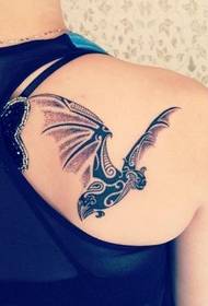 meisje schouder totem vleermuis tattoo