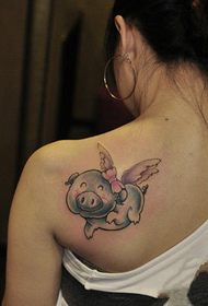 simpatico tatuaggio sulla spalla posteriore del maialino volante