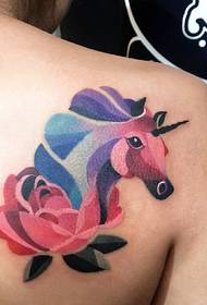 leđni akvareli lotos i konjski miješani uzorak tetovaža