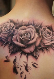 leđa crno-bijela tetovaža ruža