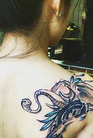 modello di totem tatuaggio moda capelli ragazza indietro