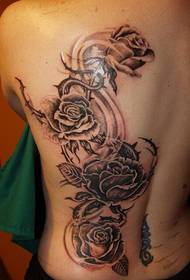 moteriškos nugaros gražios juodos pilkos rožės tatuiruotė