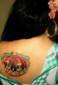 ძალიან ლამაზი უკან გვირგვინი tattoo