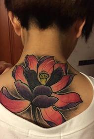 довольно привлекательный рисунок татуировки лотоса за шеей