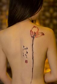 გოგონები უკან ლამაზი ყვავილების tattoo ნიმუში