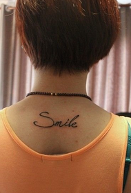 mujer espalda personalidad inglés tatuaje