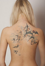 skønhed tilbage trend populær sluge tatovering billede