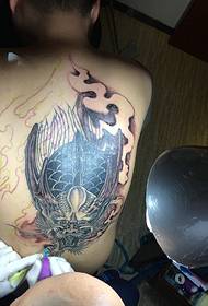 Ar chúl an pictiúr tattoo olc Dragon