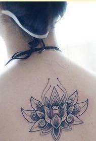 tatouage de lotus joli dos simple femme