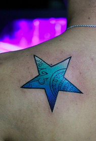 мужские плечи красивые цветные пятиконечные звезды татуировки картина