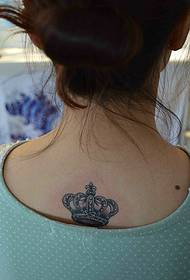schoonheid van kort haar Mini kroon tattoo op de rug