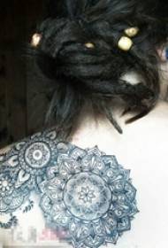 女生后背简约线条纹身花朵纹身图片