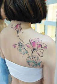 Frau gemalt Lotus Tattoo