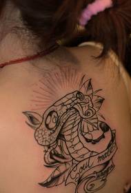 kobieta z powrotem monochromatyczny wąż deklaracja miłości wzór tatuażu