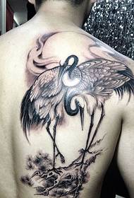 Ang istilo ng red-crowned tattoo na crane tattoo