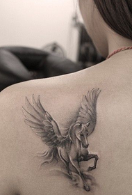 le ragazze appoggiano il classico modello di tatuaggio Tianma in bianco e nero