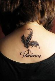 tatuaggio posteriore controllato da piume