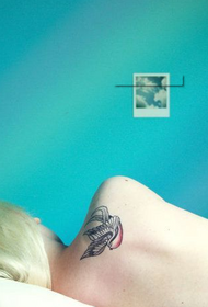 dívka zpět pták tetování funguje