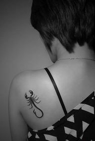 djevojka na ramenu crno-bijela tetovaža škorpiona totem