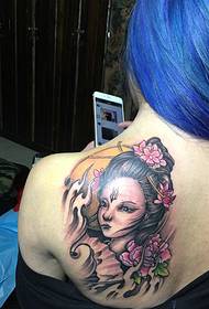 en liten del av baksidan av det färgade tatueringsmönstret för blommor