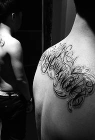 muguras personība liels ziedu korpuss angļu tetovējuma attēls