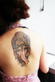 dorso femminile come il modello del tatuaggio del dio