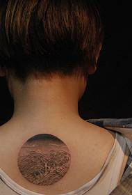 Ti fi cheve kout gen yon tatoo totèm altènatif totèm sou do a