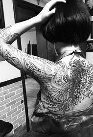 capelli corti Bellezza schiena ricoperta da un disegno del tatuaggio totem bianco e nero