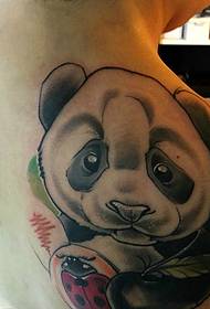 egy nagy szemű aranyos óriás panda tetoválás képe
