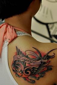 tatuaxe de ombreiro traga cor