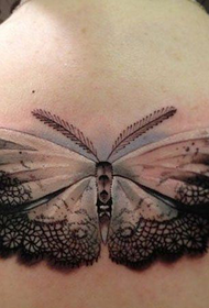 Tatuaggio a farfalla classico in pizzo posteriore da bambina