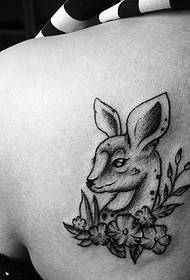 чорно-білий візерунок татуювання оленів дуже симпатичний на спині