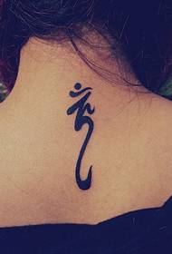 lány hátán egyszerű szanszkrit tetoválás
