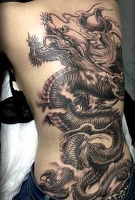 tatuaggio del drago prepotente sulla schiena dell'uomo