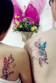 pekné motýľové tetovanie na zadnej strane páru