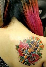 mòd wouj tatoo mikwofòn tounen zepòl
