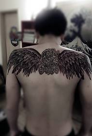 Английски и крила комбинирани татуировка на гърба на гърба