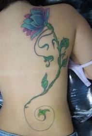 女生秀丽后背上的鲜花藤蔓纹身图