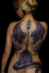 tatuaje de ás do pterosauro das costas femininas