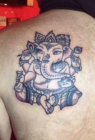 слатка мала слон тетоважа на леђима