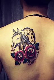 fiecare cu o maimuță de flori și un cal combinat cu un tatuaj din spate
