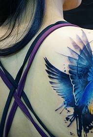djevojka desno leđno akvareli leptir tetovaža uzorak