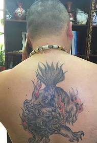 Традиционалната шема на тетоважи со еднорог во средината на грбот