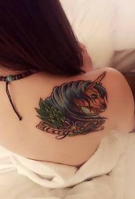 djevojke leđa boja poni glavu tetovaža sliku